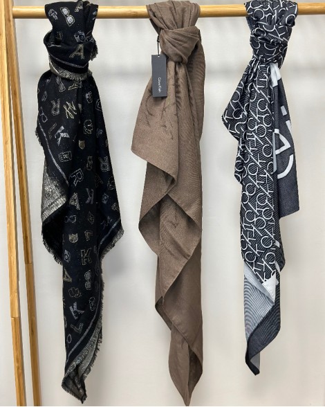 Šála dámská Calvin Klein hnědá s monogramy